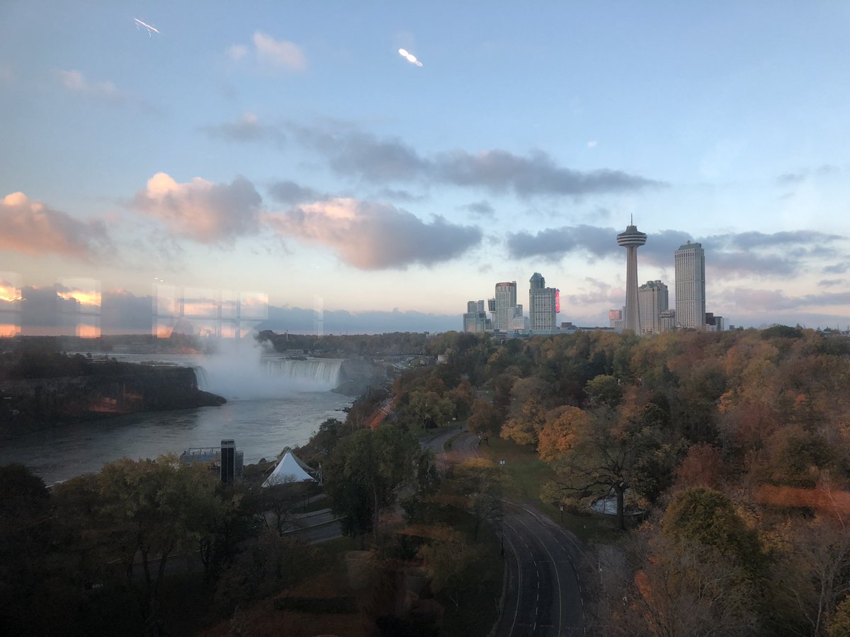 Breakfast overlooking the Falls with the ladies of <a href="/SollioAgri/">Sollio Agriculture</a> networks #whataview #agtalents #AWCA2019