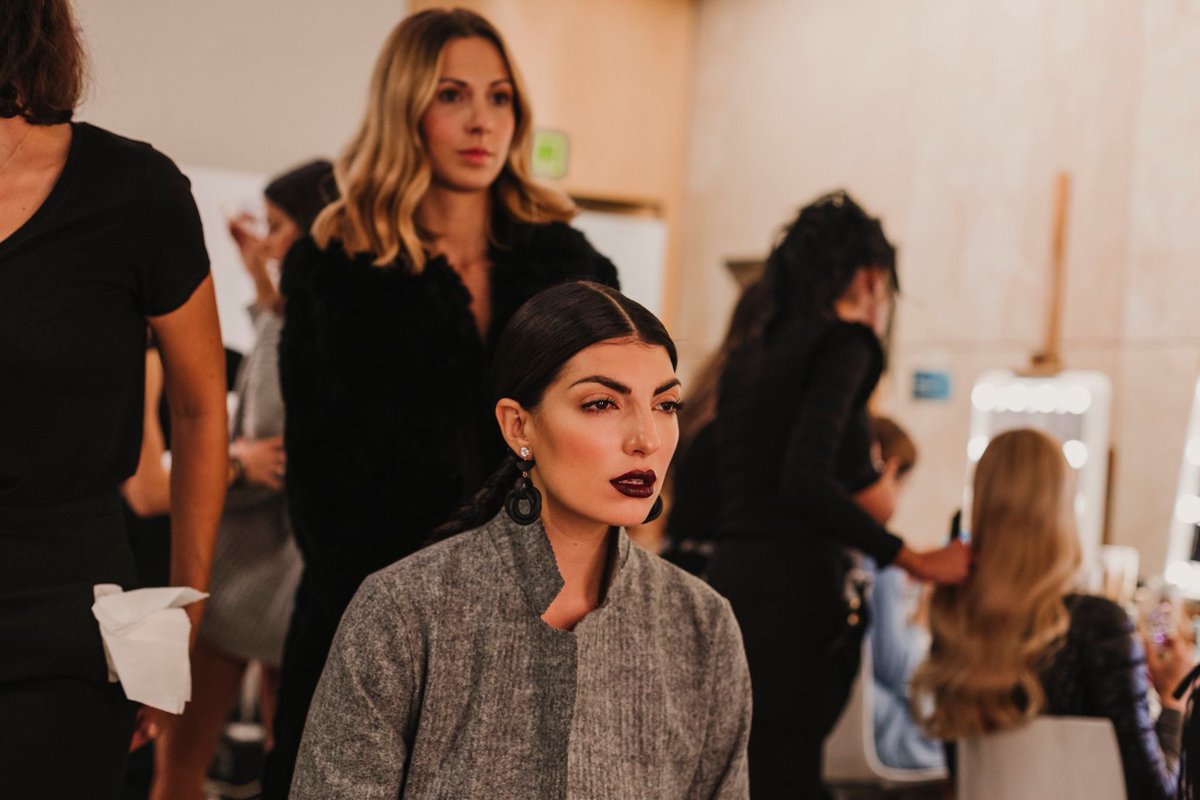 PasarelaCyL's tweet photo. #BACKSTAGE #PASARELACYL
Os produce curiosidad lo que hay detrás de la pasarela,pero aquí podéis ver qué solo es un espacio de trabajo más para el equipo de maquillaje y peluquería que este año estaba dirigido por #BeatrizMatallana y asistido por #VirginiaMelón.
#ModaCyL2019 https://t.co/Yb5Y07ZVHb