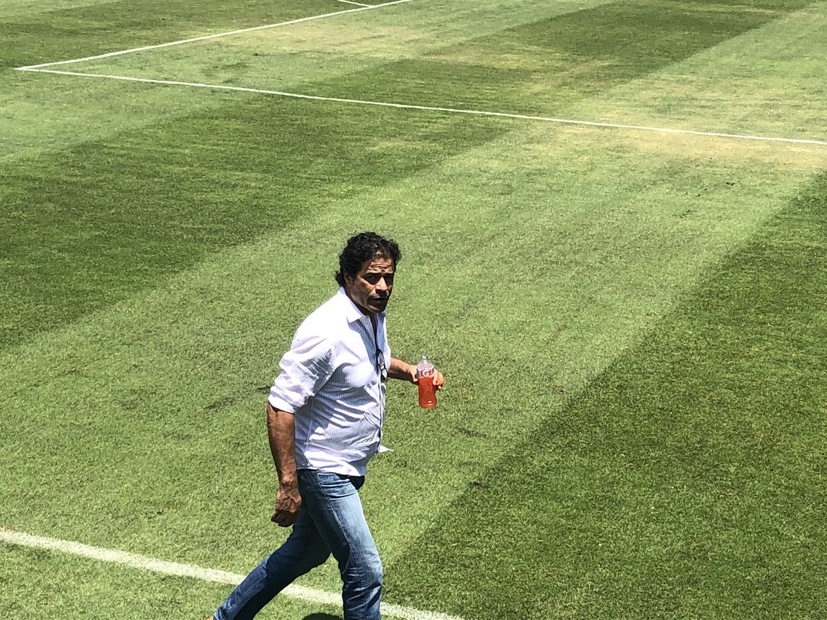 fellucena's tweet photo. Raí deixa o gramado tomando seu isotônico após assistir à vitória por 4 a 0 dos profissionais sobre a base. Gols de Gabriel Sara (2), Danilo e Toró. #lanceSPFC https://t.co/JOTNuPifYF