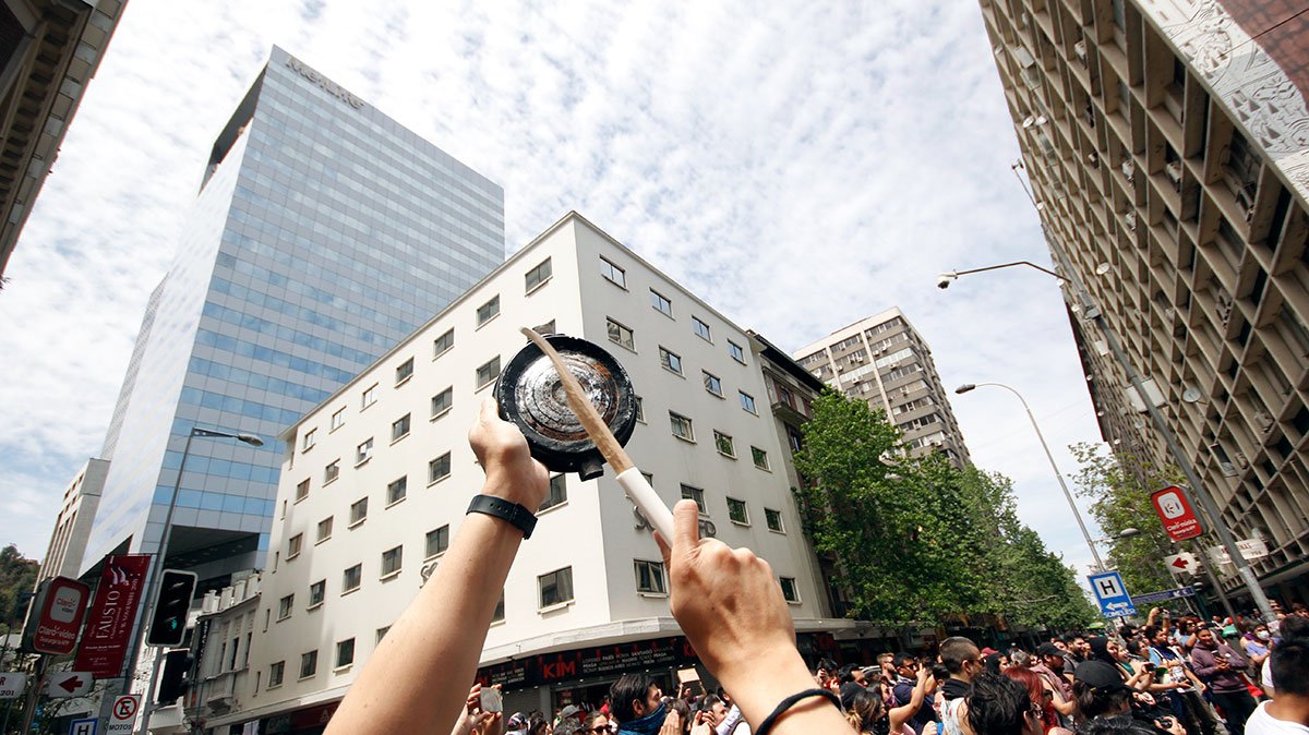 [Galería fotográfica] Santiago movilizado y bajo estado de emergencia: Nuestra Casa Central está ubicada en el centro de Stgo., epicentro de parte de las movilizaciones, y nos ha permitido ser testigos de dramáticas situaciones en las calles uchile.cl/u158806