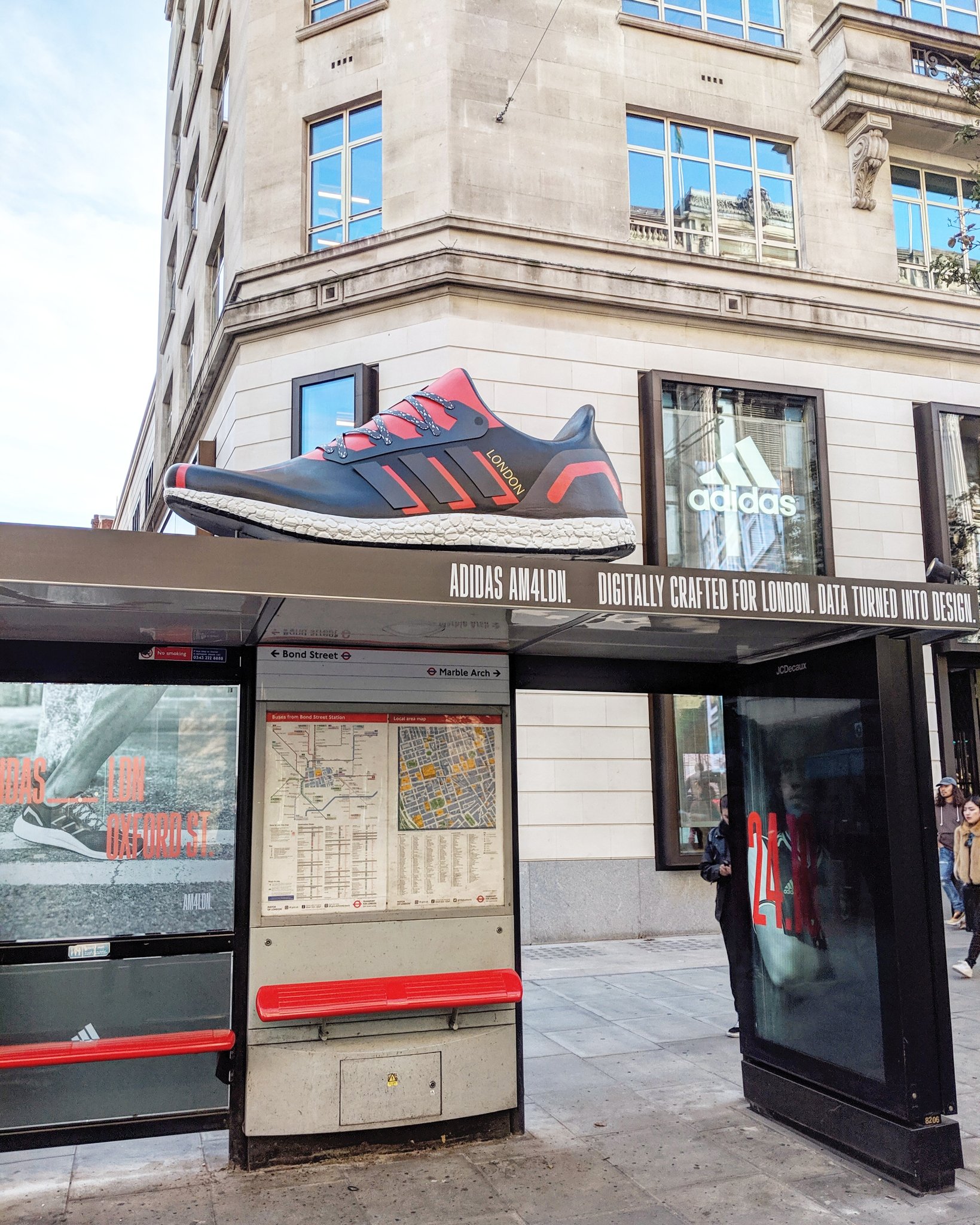 Encantador Oblicuo Dempsey Dan Calladine on Twitter: "The new #adidasLDN flagship store in Oxford St -  just look for the giant replica sneakers on top of the bus stops  https://t.co/wUbTFLlVjk" / Twitter