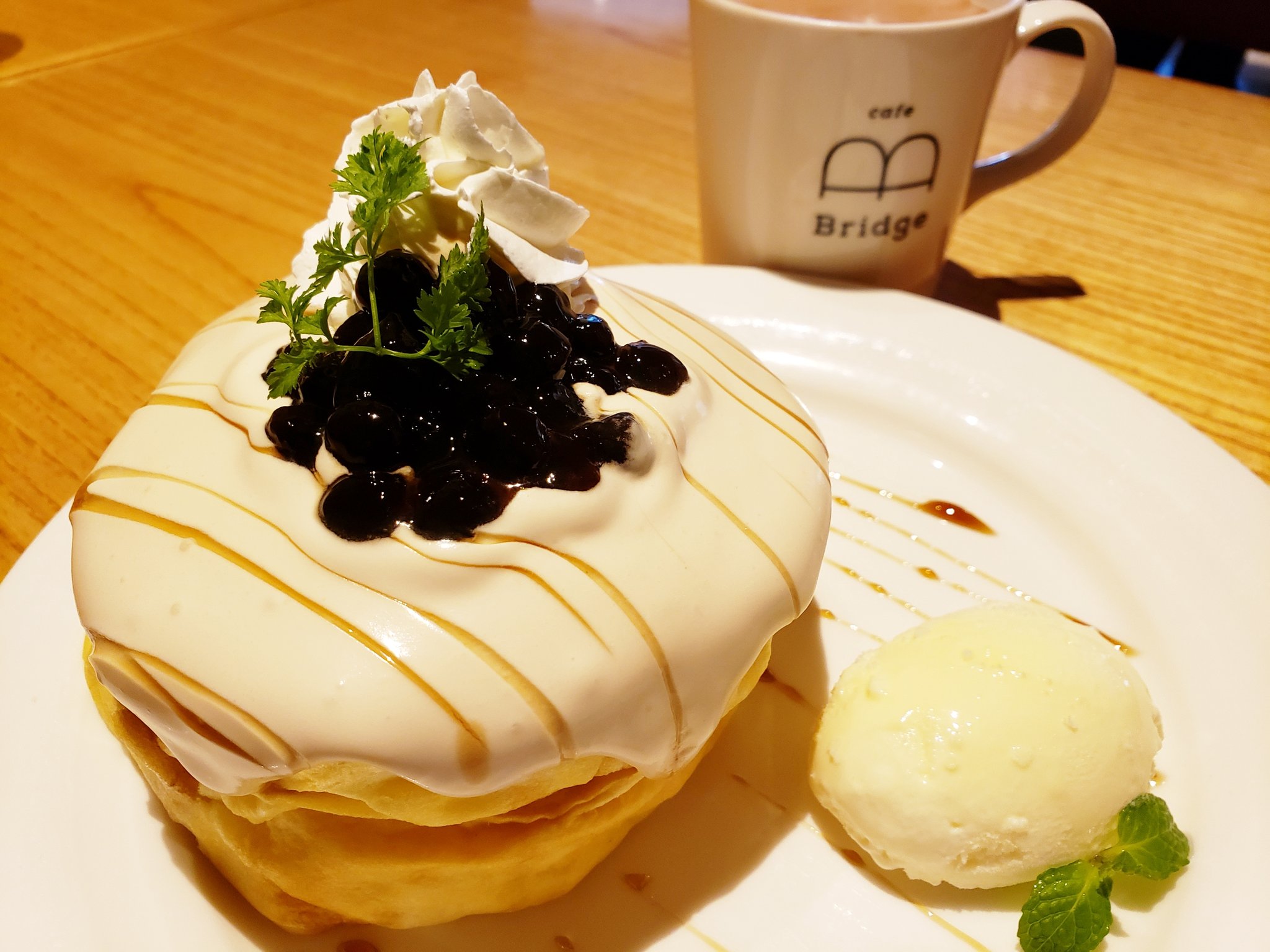 長崎まちねた タピオカパンケーキ新登場 長崎市の人気カフェ Bridge さんで タピオカミルクティーをパンケーキ にした新メニューが２８日から登場しました ふわふわのパンケーキにとろける紅茶クリームとモチモチの黒糖タピオカをたっぷりのせ