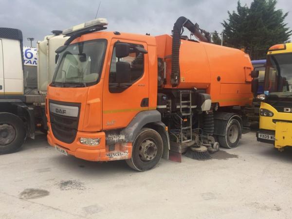 Johnston DAF VT651 Auto Dual Sweeper bit.ly/2BLvcMS Johnston VT651 Auto Dual Sweep Ex-Demonstrator,