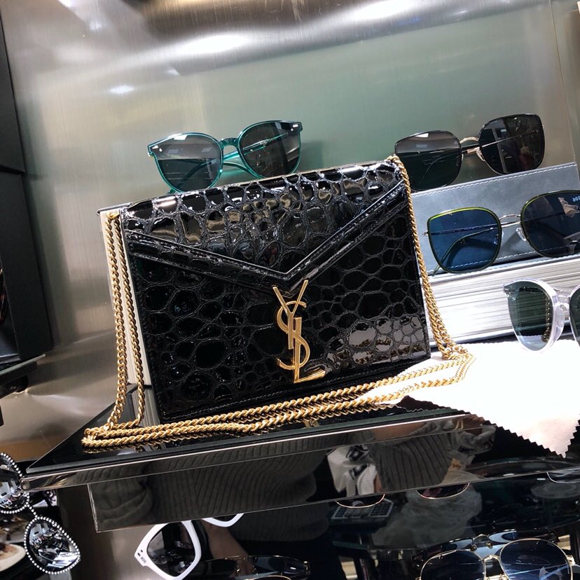 𝐓𝐇𝐄 𝐋𝐔𝐗𝐔𝐑𝐘 𝐂𝐎𝐍𝐍𝐄𝐂𝐓 

•
•
•
👜 #bags #bag #purses #versace #dior #bottegaveneta #chanel #handbags #dolceandgabbana #goyard #gucci #louisvuitton  #prada #purse #celine #valentino #jacquemus #kyliejenner #hermes #yvessaintlaurent #givenchy #fendi #balenciaga