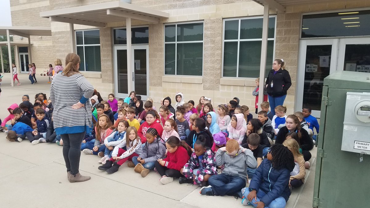 teachingNrm209's tweet photo. Thanks to Copperas Cove PD and McGruff for coming put to kick off RRW #ThinkBigLampasas @LampasasTCE @LampasasISD https://t.co/p4uC0YNvap