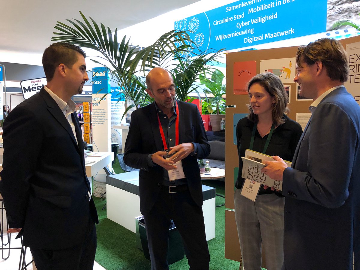 HannaLara's tweet photo. @FuturesStudioUU onderzoek #ExperimenteelBestuur aan SG @MaartenBZK aangeboden @DagvandeStad met voorbeelden uit proeftuinen @NLvanMorgen @100wijkenaanpak @citydealsoffers een aanpak voor gangbare vernieuwing #Nederland input @NOVI_BZK #uitvoeringsagenda https://t.co/bPFR2GviaE