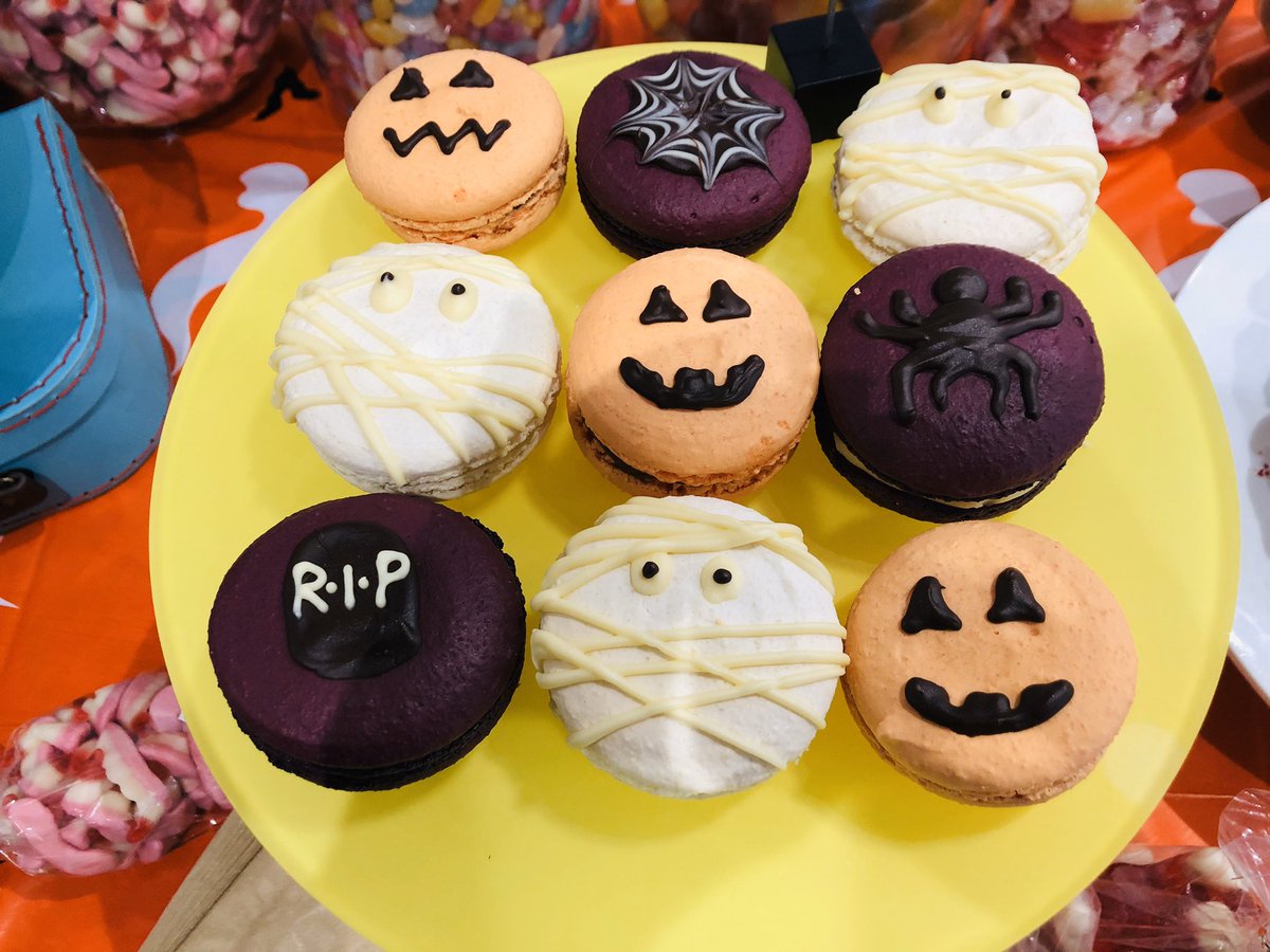 Exchanges_Food's tweet image. Bury those cravings with these spooktacular Halloween cakes #spooky #october