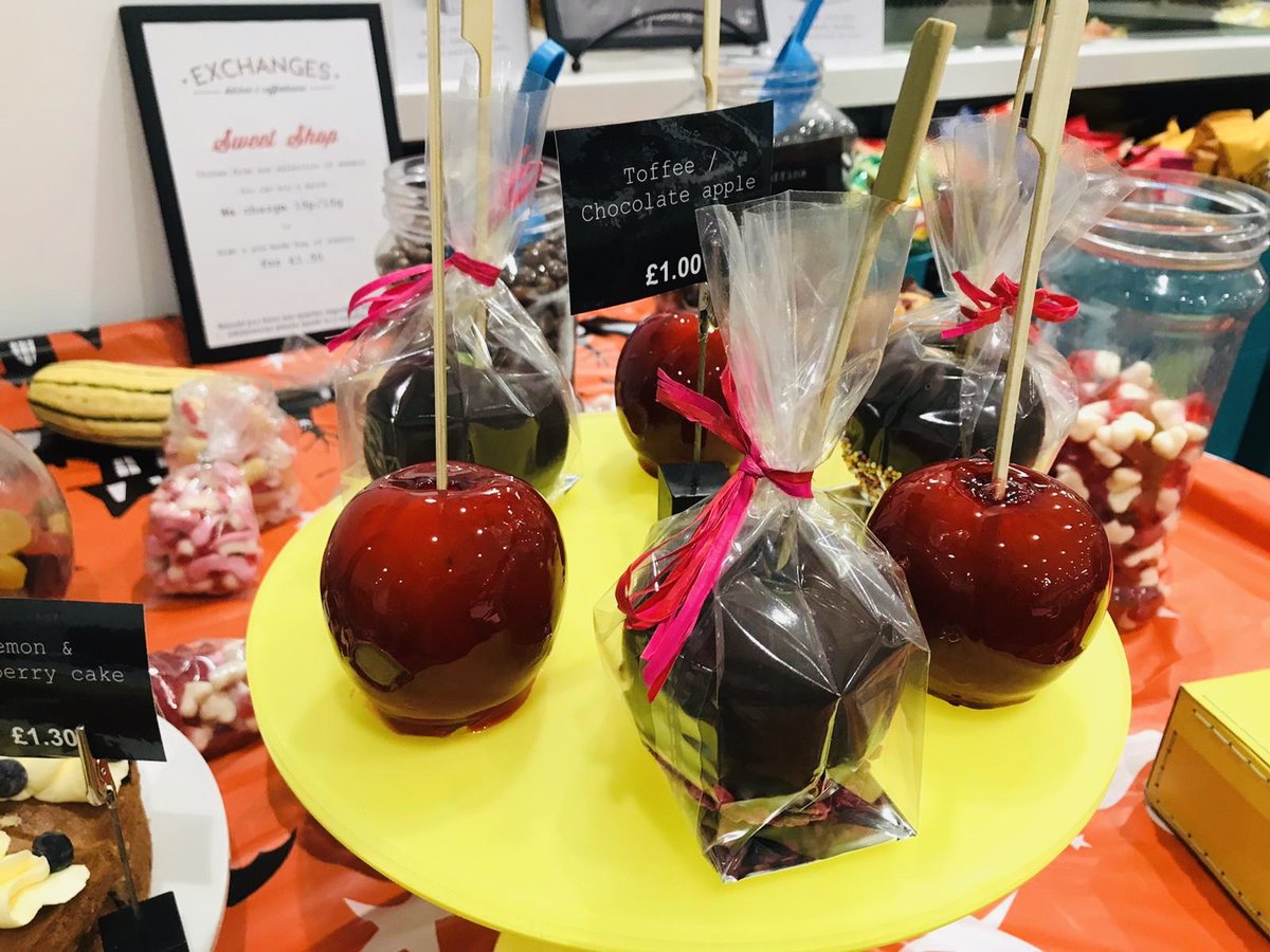 Exchanges_Food's tweet image. Bury those cravings with these spooktacular Halloween cakes #spooky #october