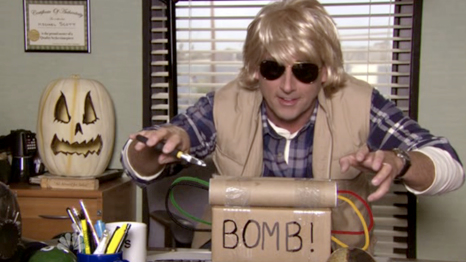 ooc__theoffice's tweet photo. October 28 2010:

The branch hosts a costume contest to win the Scranton-area coupon book worth over $15,000 in savings. In protest to this nonsensical prize, Oscar dresses up as a "Rational Consumer", which ends up winning the contest in an ironic twist. https://t.co/QHD2907iEr
