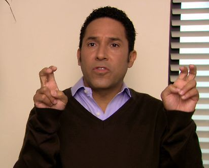 ooc__theoffice's tweet photo. October 28 2010:

The branch hosts a costume contest to win the Scranton-area coupon book worth over $15,000 in savings. In protest to this nonsensical prize, Oscar dresses up as a "Rational Consumer", which ends up winning the contest in an ironic twist. https://t.co/QHD2907iEr