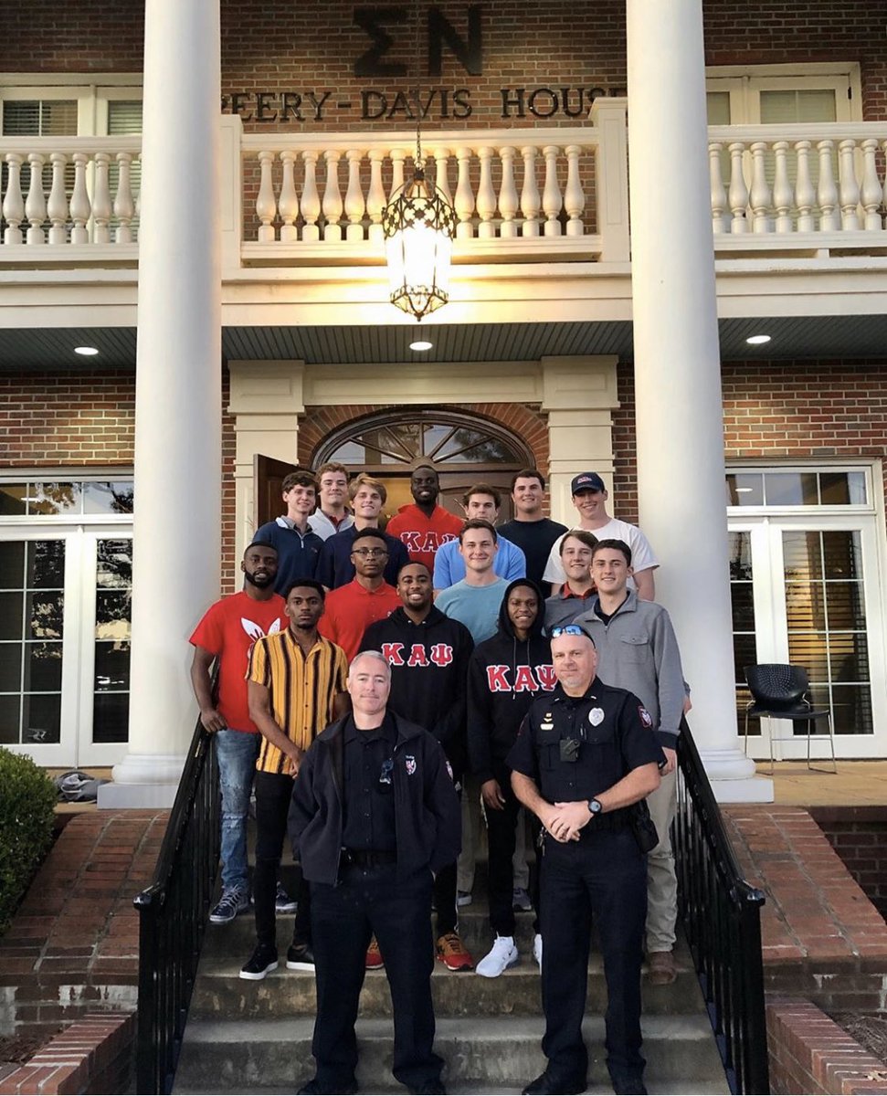 LambdaPiNUPES's tweet image. We had at a great time this past Wednesday with Sigma Nu Fraternity at their spaghetti dinner. Great fellowship and bonding! #FamiLLy ♦️