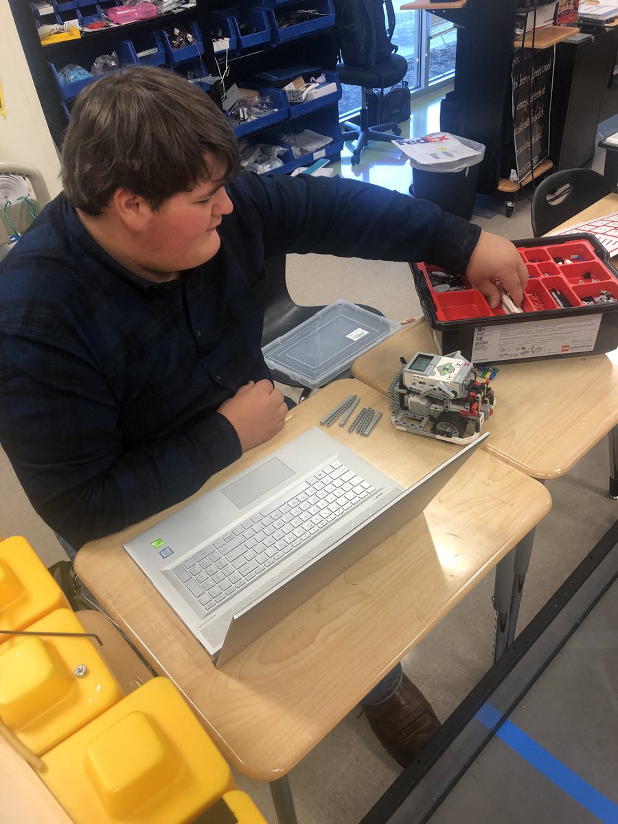 AliefECHS's tweet image. Coding bright and early ☀️ this morning!! #STEMeducation #STEM #buildingrobots