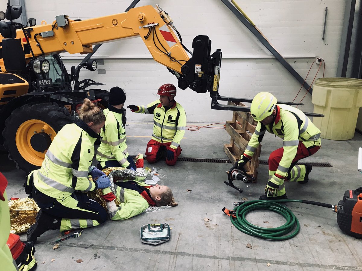 esz_emergency's tweet photo. Gotthard-Tunnel: 
Unsere Studierenden #Rettungssanitäter in der 3. Phase trainieren mit der #Schadenswehr 

#ESZ #Emergency #immereinenschrittweiter https://t.co/BfIV9Uz3lU