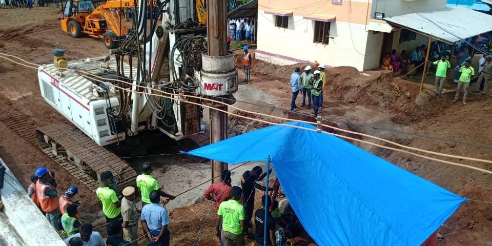 SriLankaTweet's tweet image. Officials who are heading operations to rescue Sujith, says that it will take the team another 12 hours to rescue the two-year-old. Rig machine digs upto 63 feet as operations proceed for 73 hours.
-India Media 
#PrayForSurjith 🙏
#SaveSurjeeth 🙏
#SujithWilson