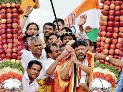 KeerthiKumarIND's tweet photo. ಡಿಕೆಶಿ ಅವರ ಆಗಮನಕ್ಕೆ ಸೇಬಿನ ಹಾರ ಅನವಶ್ಯಕ. ಒಂದೊಂದು ಸೇಬನ್ನು ಉತ್��ರ ಕರ್ನಾಟಕದ ನೆರೆ ಸಂತ್ರಸ್ತರಿಗೆ ಕಳಿಸಿದ್ರೆ. ಎಷ್ಟೋ ಜನಕ್ಕೆ ಒಂದು ಓತ್ತಿನ ಉಟಕ್ಕೆ ನೆರವಾಗಿತಿತ್ತೇನೋ ಎಂದು ನನ್ನ ಅಭಿಪ್ರಾಯ!ಡಿಕೆಶಿ ಅವರಿಗೆ ಒಂದಷ್ಟು ಆಶೀರ್ವಾದ ದೊರಕ್ಕುತ್ತಿತ್ತೇನೋ. 
ಸರ್ಕಾರ ನಮತ್ತ ನೋಡಿ #nannabhipraya @DKShivakumar @CMofKarnataka https://t.co/2L2WJzu2yT