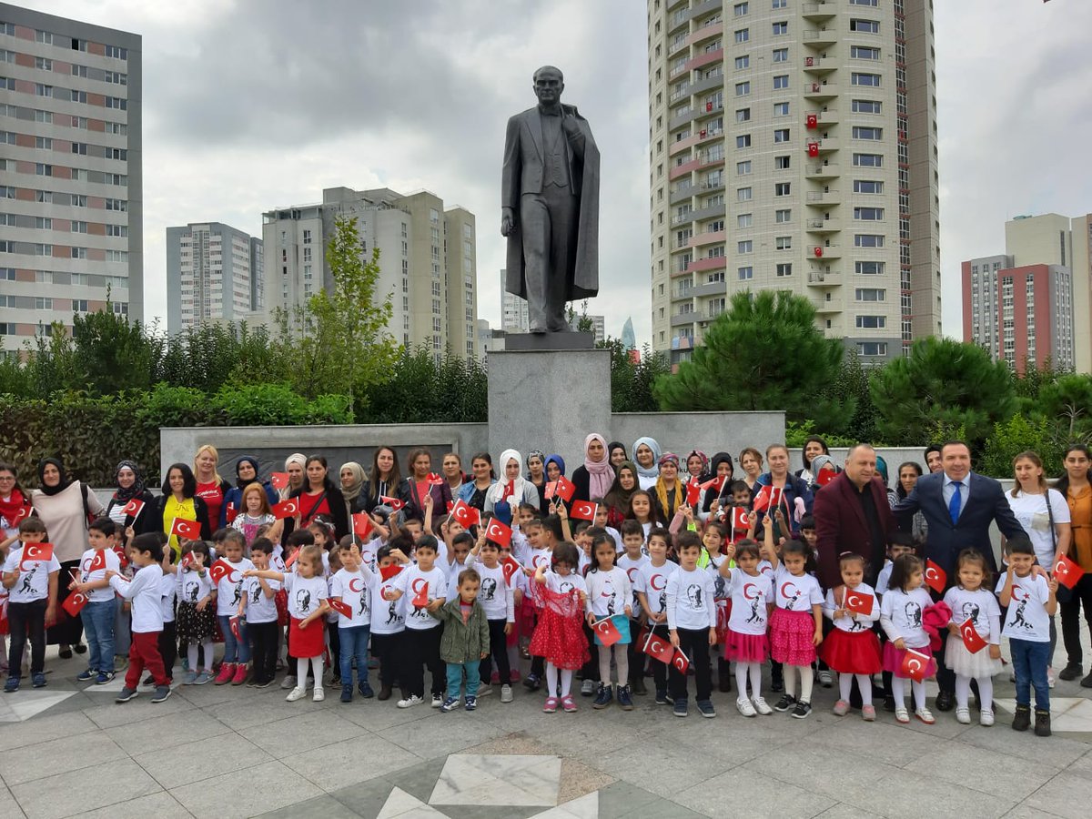 Cumhuriyetimizin  96.yılı  kutlu olsun..
Atlas miniklerimizle Atamizin huzuruna çelenk  koyduk..