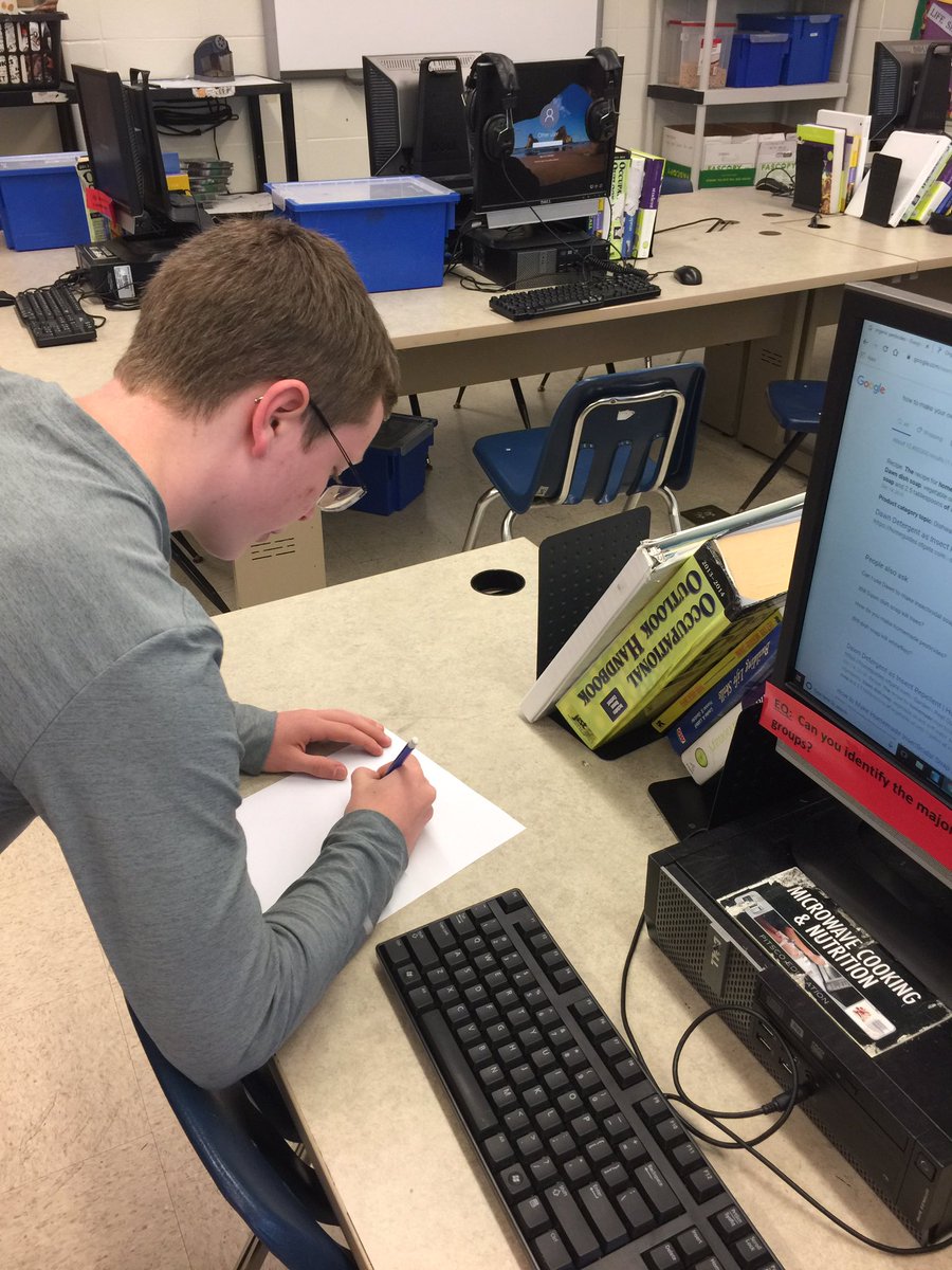 Georgia08181956's tweet photo. #ohmysquash. WMS Students find a squash worm on their plants today. They researched and made an organic pesticide.  Lots of learning here! @WoodstockMS @Prin_Santoro @CherokeeSchools #ccsdfam #STEM https://t.co/uS6nx5wHU9