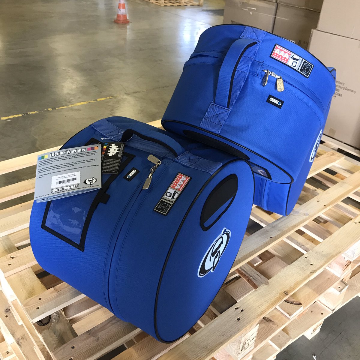 Dixie @YamahaMusicEU treated me to an 18” Yamaha Oak X floor Tom so we’ve returned the favour and done him some custom Dixie Blue AAA’s to match his kit 🇩🇪 🔵🔵🔵🔵🔵 #blueisthecolour #protectionracketcases