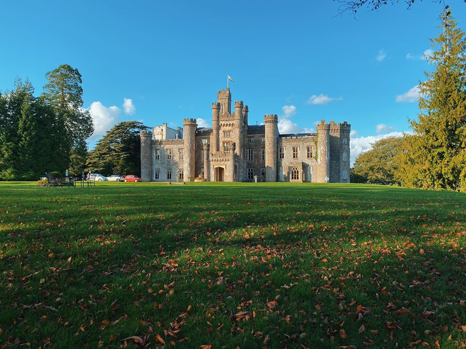 Who else loves autumn at the castle as much as we do? ☀️🍂