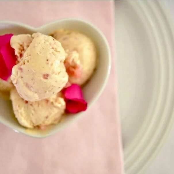 ROSE &amp; STRAWBERRY ICE CREAM
..................... It is about a million degrees outside &amp; I desperately need this Rose &amp; Strawberry ice cream. Right now. 🌹🍓🍨 The only dilemma is that it is so so good that there is never any left over.
Check out the r… ift.tt/31RRgjv