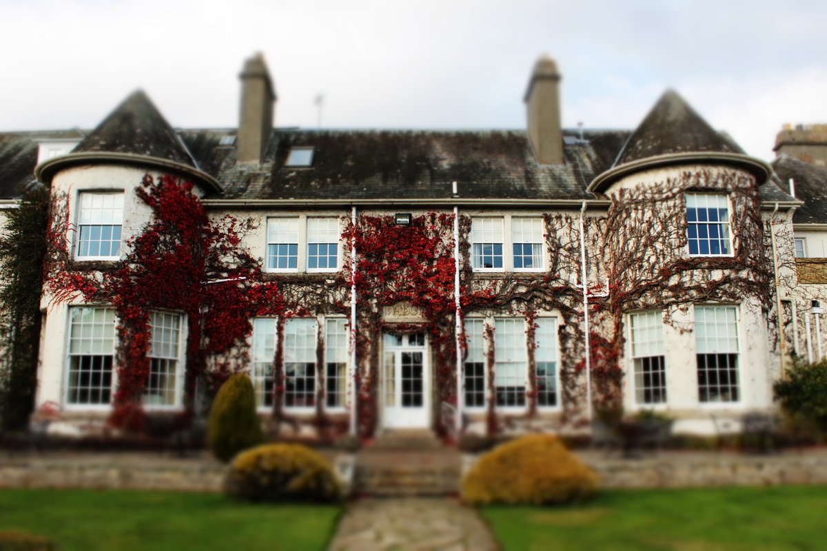Rufflets_Hotel's tweet photo. Looking pretty bare now...
#virginiacreeper #rufflets #countryhouselife #Autumnwatch https://t.co/fvlBZHWbq4