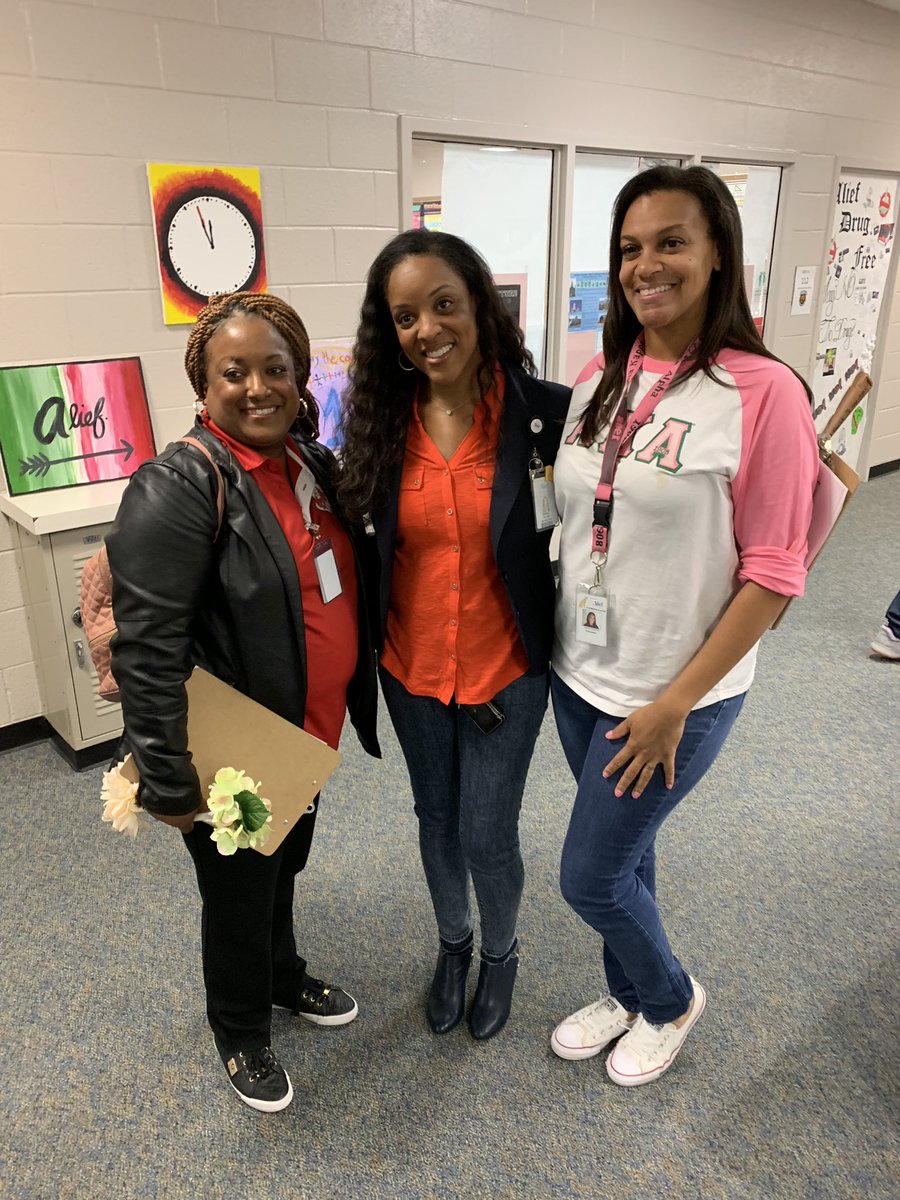 A special thanks to our judges @BarnesRoxanna and Dr. Crystal Collins @AliefCounseling for making time for our students. We greatly appreciate y’all! Also,thank you to our favorite counselor @Kasonya1 for hosting a great week! @AliefISD @CaracalCorner @tgwickliffe #RedRibbonWeek