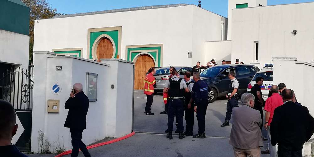 sudouest's tweet photo. 🔴 Bayonne : des tirs d’arme à feu devant la mosquée https://t.co/RH6UgsO2xI https://t.co/yAmn1tAt50