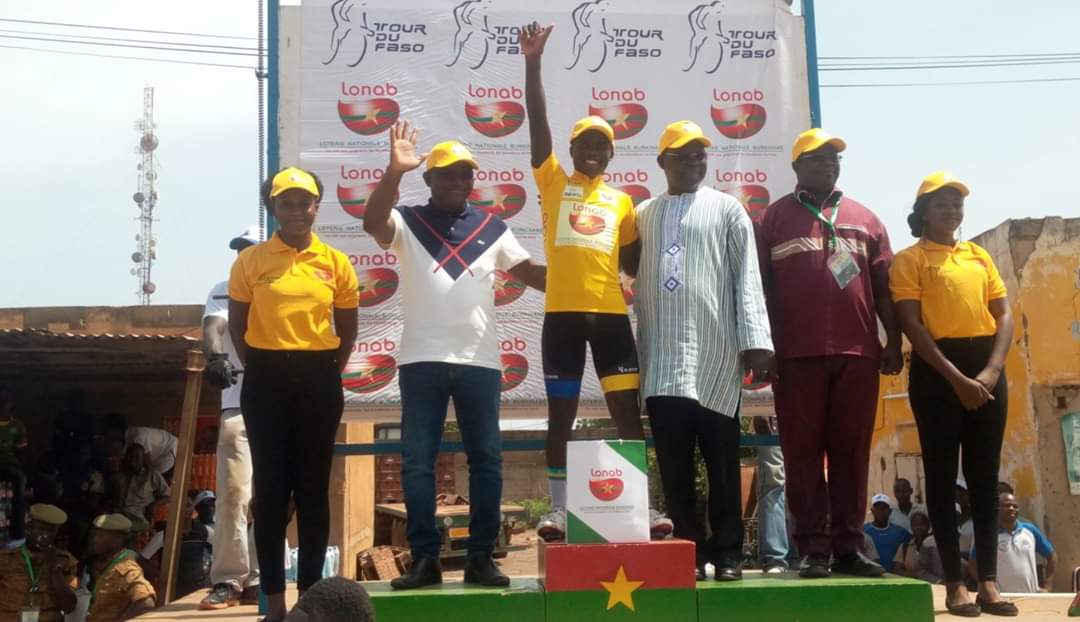 Dieuson1's tweet photo. Tour du Faso 2019 : l'Allemand Benedict Antoine remporte la 4e étape, Bittou > Koupéla. Le Rwandais Moïse Mogisha conserve le maillot jaune. @fbcburkina @cyclingrwanda   #TourDuFaso #cyclisme #Burkina https://t.co/kCVHaYX6mV