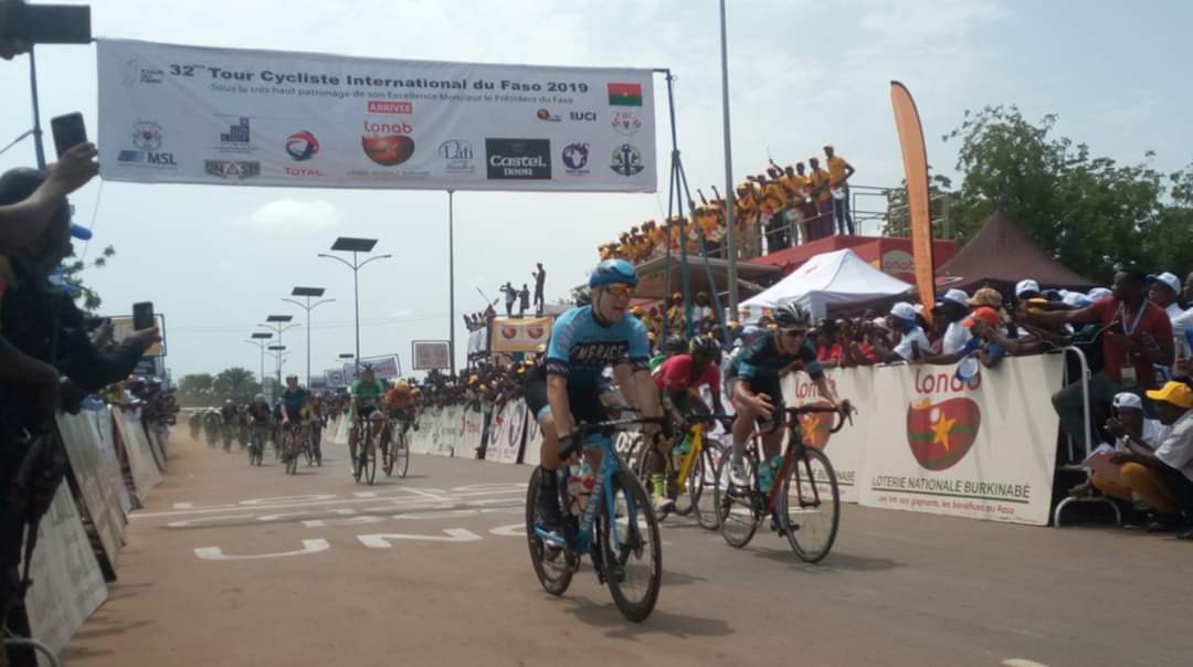 Dieuson1's tweet photo. Tour du Faso 2019 : l'Allemand Benedict Antoine remporte la 4e étape, Bittou > Koupéla. Le Rwandais Moïse Mogisha conserve le maillot jaune. @fbcburkina @cyclingrwanda   #TourDuFaso #cyclisme #Burkina https://t.co/kCVHaYX6mV