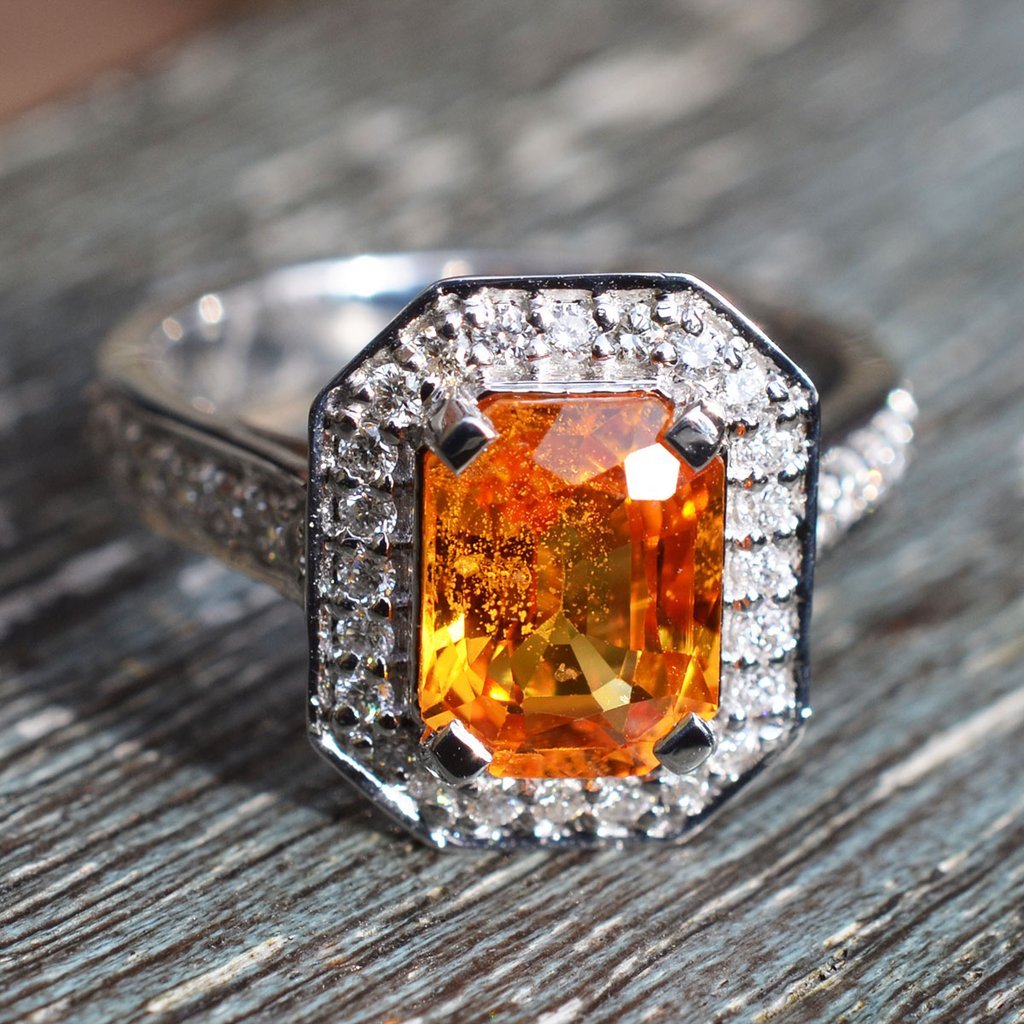 RJMJewellers's tweet photo. New in!😍 The Stunning Orange Sapphire &amp; Diamond Cluster Ring🍊💍#sapphire #orangesapphire #diamond #diamondcluster #diamondclusterring #sapphirering #orange #hayling #haylingisland #portsmouth #arrived 
https://t.co/qa1ObP02YT https://t.co/HCAeErZJtF