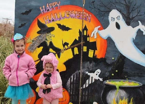 HTHTCHI's tweet photo. We had a Ghouly Great Time at the Tinley Park Boo Bash 2019! So much fun that we barely were able to to take any pictures while making our Pumpkin Goo and Alien Slime! https://t.co/ImQU9QPsF4