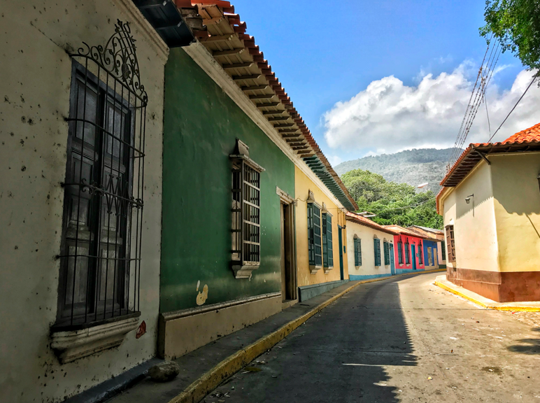 CacaoniLodge's tweet photo. ¡Qué lindo y colorido es #Choroní! ¡Nos encanta hacer vida en este pueblo! https://t.co/lMNRiCowif