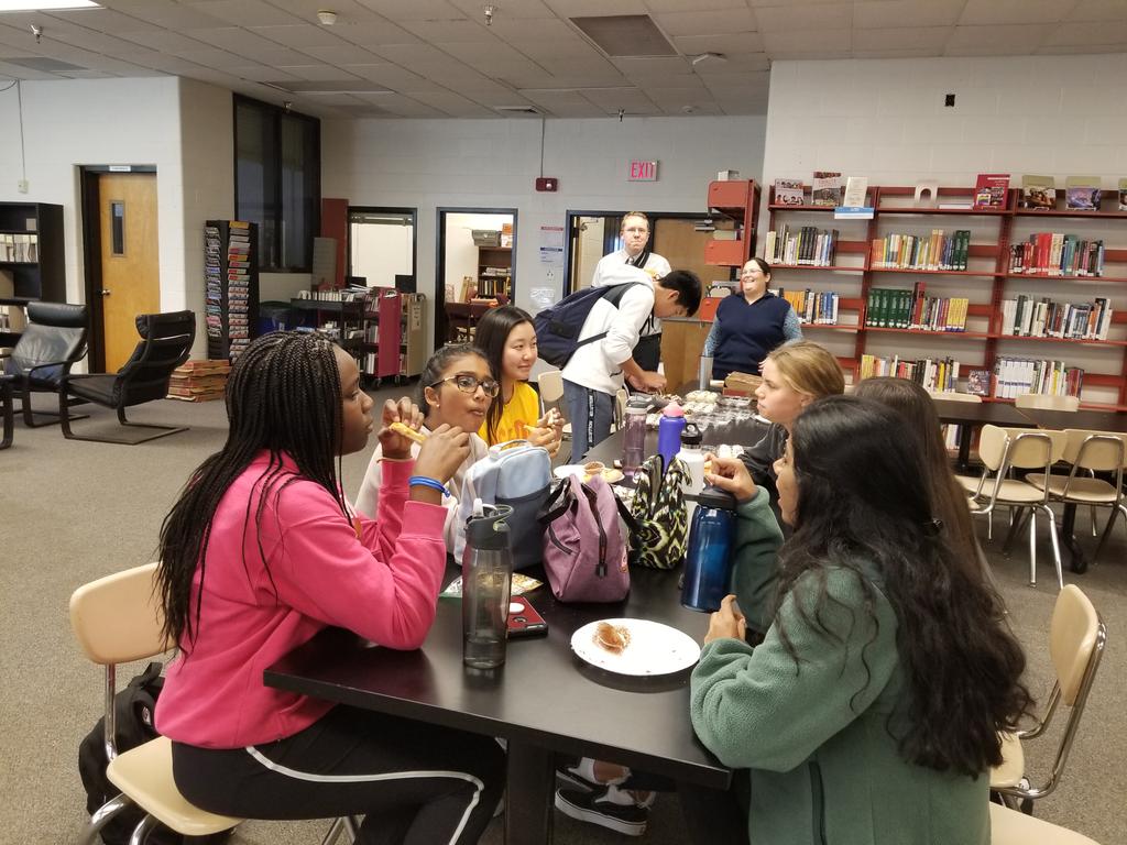 PHSFalcons18's tweet image. Send off lunch for Maddie who will be playing in the State Golf tournament tomorrow.  #WeRAISE #Poolesville #falconsflyhigh @MrCarothersPHS @PHSathletics @FalconLibraryO
