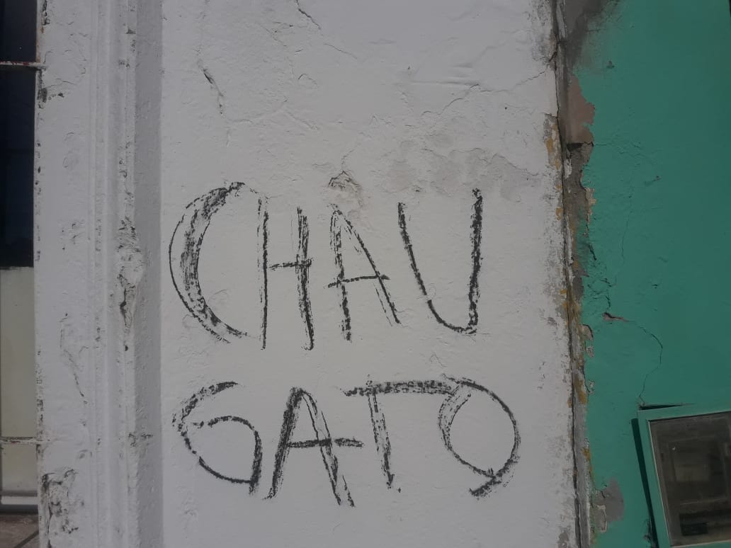 UCRStaFeCapital's tweet photo. Ayer los argentinos vivimos una jornada democrática ejemplar. 
Hoy nuestro Comité Radical de la Ciudad de Recreo amaneció con estas pintadas. 
REPUDIAMOS ESTOS HECHOS VANDÁLICOS Y EXIGIMOS SE ENCUENTREN A LOS RESPONSABLES. https://t.co/vBvX8ETNEd