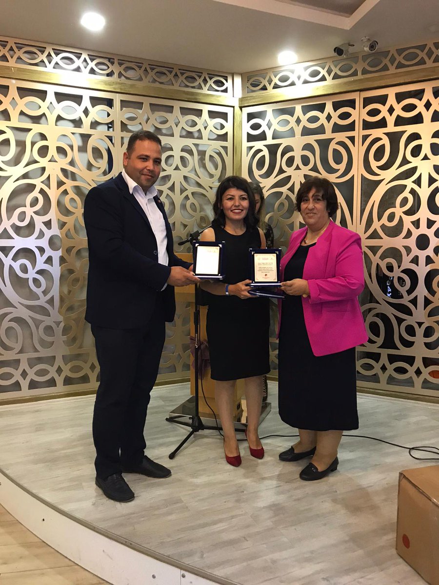FatmaERENENOL2's tweet photo. "ŞEHİRLER VE KOKULAR"adlı eTwinning projemizin sergisini Alanya Yat Limanında gerçekleştirdik. Memleketimiz Mersin'i temsil etmekten son derece mutlu ve gururluyuz. Memleketimizi Silifke Çileği, Erdemli limonu, Anamur muzu, Mut zeytini, Gülnar çayı, Mersin cezeryesi ile tanıttık. https://t.co/DaoWhr81Z0
