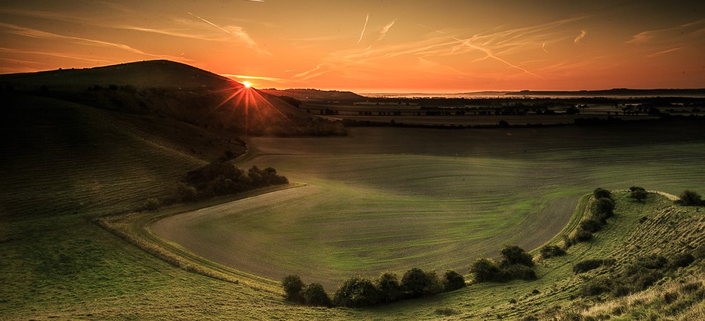 Download our super special offers - all sorts from smoked salmon to meal discounts &amp; giveaways. Some only available to the end of November, so don't miss out! bit.ly/32U2rtj Photo courtesy of David White - Sunrise at Knap Hill. #pewseyvale #greatwestway #timeforwiltshire