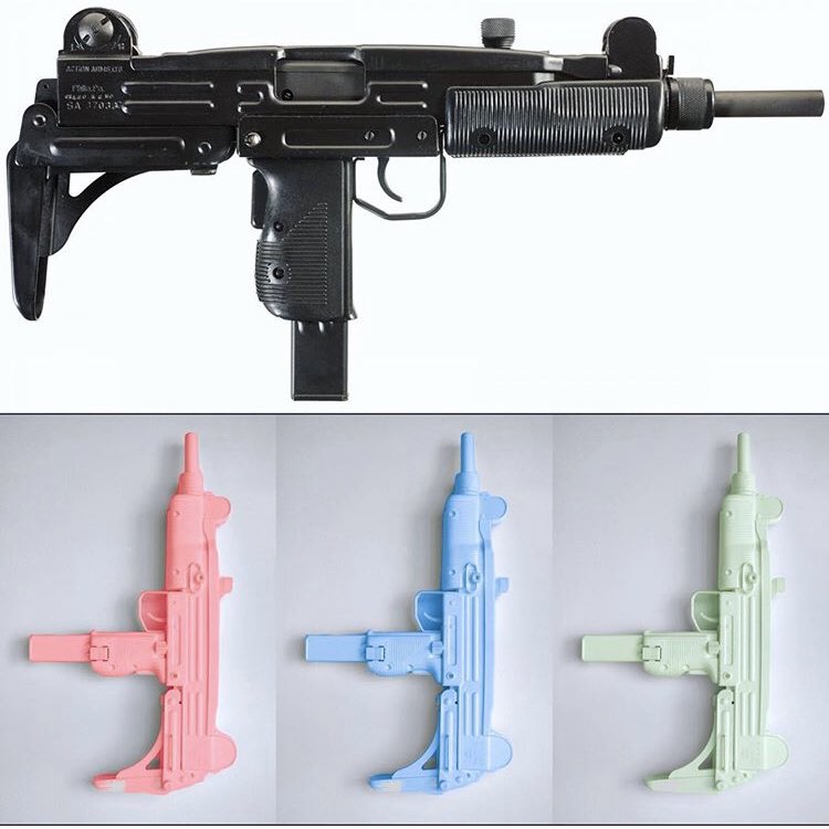 Working on a 3d painting that includes an original 1968 Israeli UZI. Thinking about an #dieantwoord inspired theme or #voodooart combi. More next month... and, yes, I have a permit ;-) #uzi #weaponart #trashart #zefart #zefartist #poesbek #machinegun #artinstall