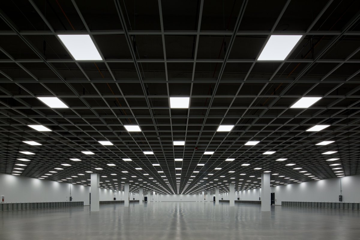 SkanskaUSA's tweet photo. In Mesa, #AZ, Skanska recently completed construction of @edgecoredc’s new #datacenter. It has 32 megawatts of capacity in Building 1 with an onsite, dedicated substation that has an ultimate buildout capacity. For scale, that is enough #energy to #power 47,250 homes per year! https://t.co/mNAcjqibEN