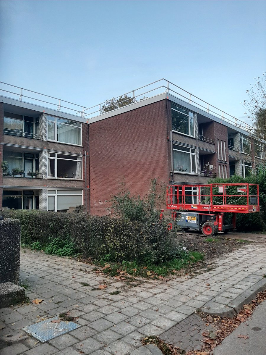 Enige plek waar het nog rustig was, wordt nu ook aangepakt: het dak. Straks dik ingepakt met als kers op de taart zonnepanelen. #Nolensstraat #Wageningen #binnenkortmooisteflatvanWageningen