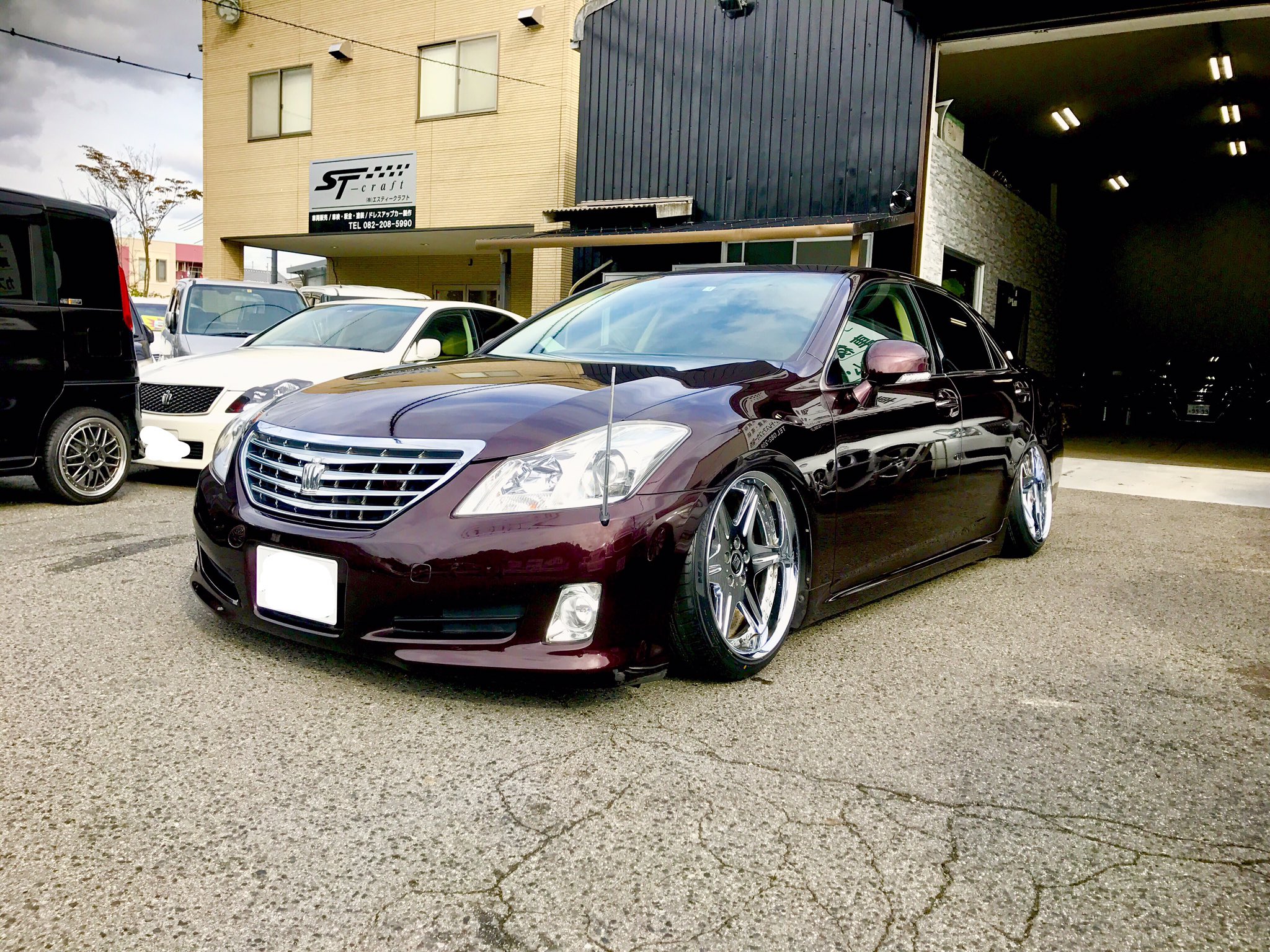 安藤さとし いきなりシャコタン 車を購入と同時にいきなりシャコタンにする事 勝手に名前付けただけですが 笑 今回は純正クラウンを仕入れてからのエアサスでローダウン ホイール アームなどなど変更 エアロ マフラーは納期