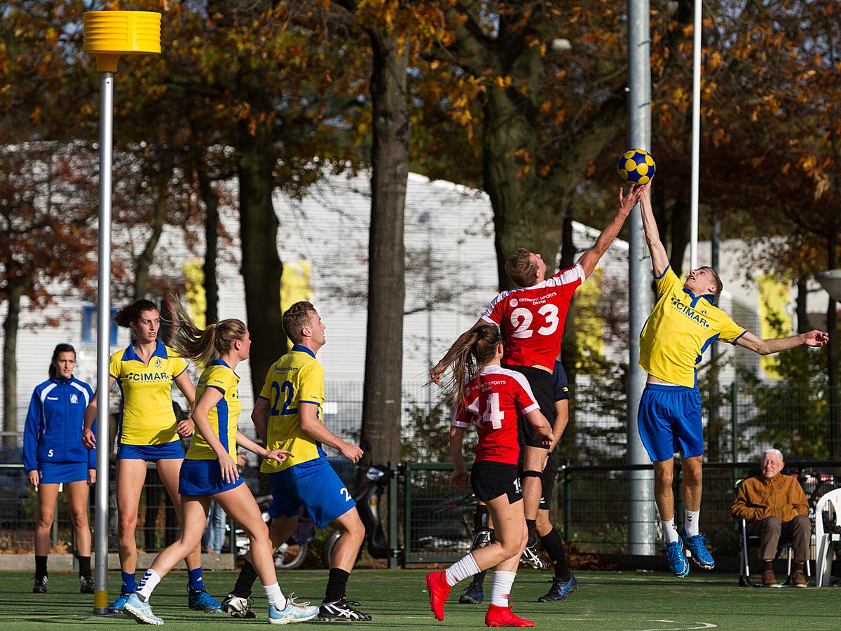 In de Hoofdklasse B lukte het <a href="/kvswift/">kv Swift (M)</a> opnieuw om te stunten tegen een topploeg. In de laatste speelronde voor de zaal werd @kv_GroenGeel op een gelijkspel gehouden: bit.ly/2pWqDN0
#Hoofdklasse #HKB #korfbal

Foto: Rob Reurling, <a href="/korfbalfoto/">Korfbalfoto</a>