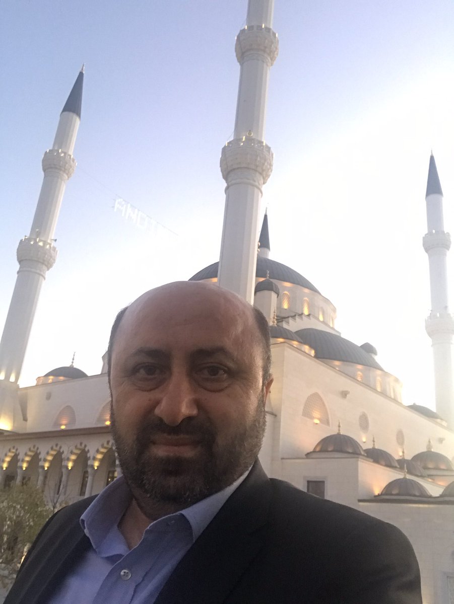 Allahım yolumuzu yönümüzü Haktan adaletten ayırma,  kıblemizi Beytullahtan başka yere şalırtma