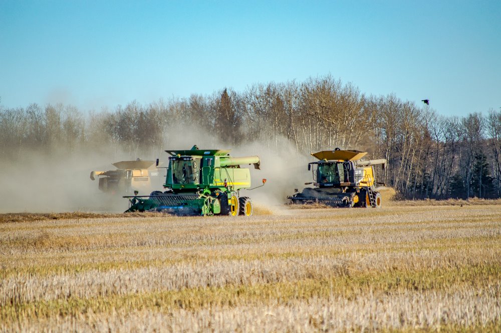 1/Sustainable Energy Reality CheckI hear a lot of people insisting we need to eliminate fossil fuels within 20 or even 10 yearsI'd like to explain how that is just not possibleSee these? They are combines. A typical grain farmer owns at least 2 or 3 #FossilFuelReality