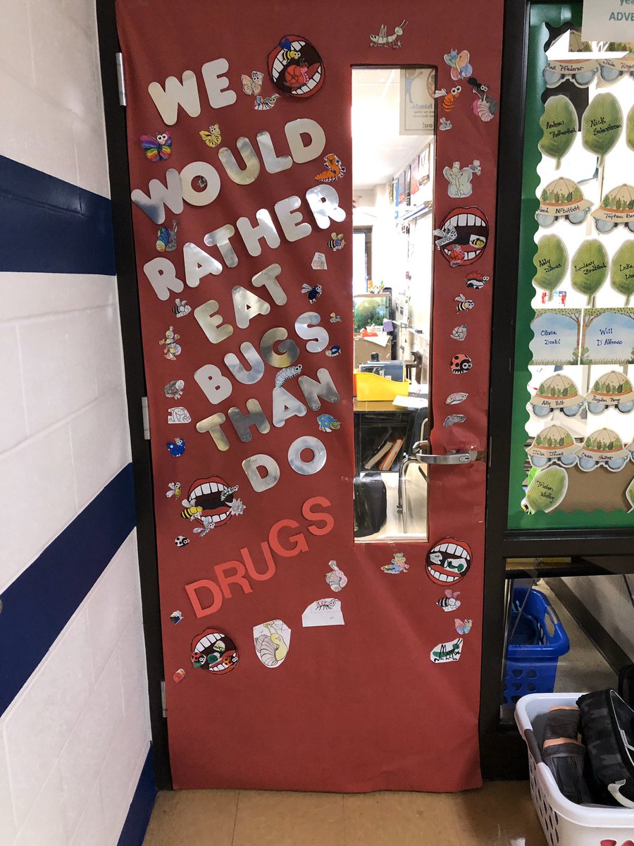 WaterfieldFaith's tweet photo. Red Ribbon Week- impressive door decorations!  #lettiebrown https://t.co/vRujgYhz45