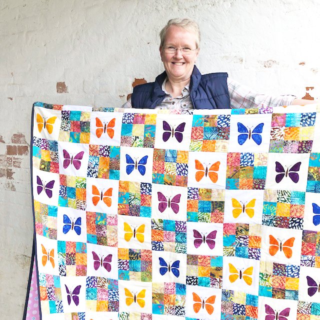 One of our lovely Quilt SOS makers popped into the studio to deliver her quilt - thank you so much Hilary for your generous support of the #quiltsos project