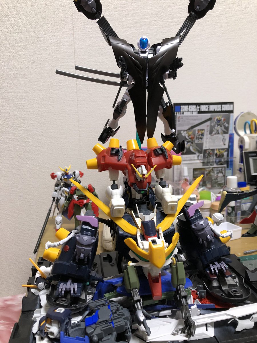 Uzivatel りょうすけ 学生モデラー Na Twitteru もはや何 デビルガンダムの頭部をディスティニーの頭部に変更 プラス腕関節にボールジョイント追加したくらいかな あとは昨日やってなかった接着かな 接着面はちゃんと綺麗にしました 笑流石ね ガンプラ 魔