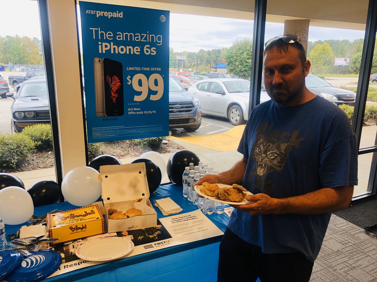 First responder grabbing lunch ! 

First Responders Appreciation ! <a href="/LoganEaves2/">Logan Eaves</a> <a href="/JakeAraghi/">Jake Araghi</a> <a href="/elthonmunoz/">Elthon Munoz</a> @attportables