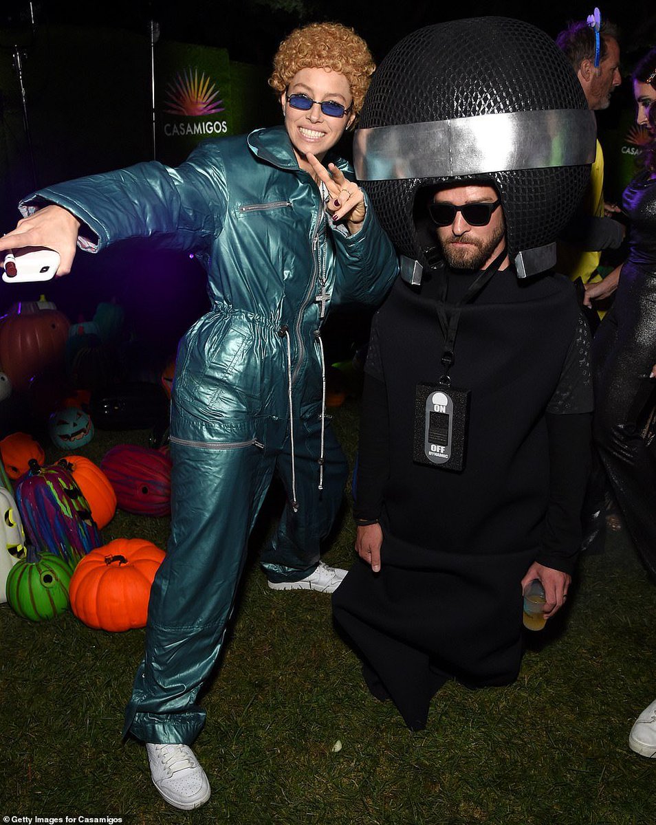 RealCandi's tweet photo. No one:
Jessica and Justin Timberlake: 👇#TimberBiel #NSYNC https://t.co/TsErqZkqQR