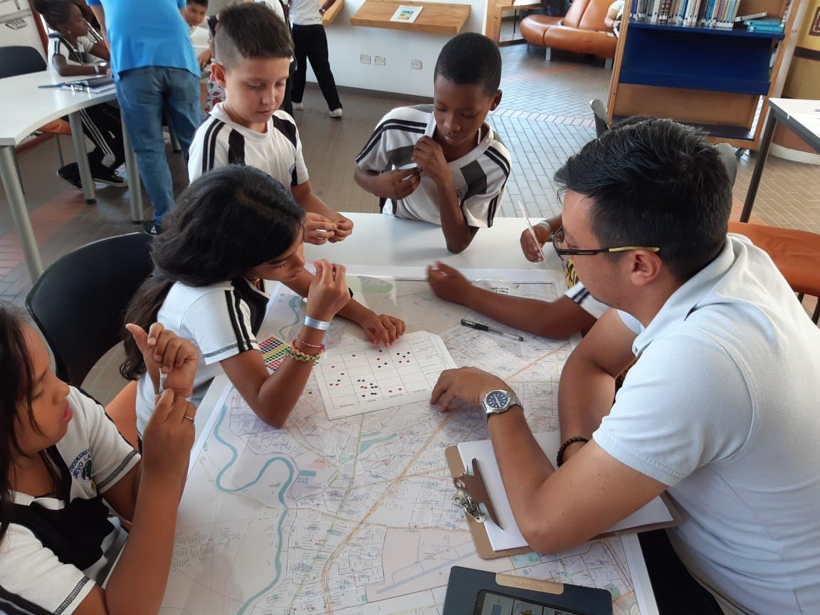 despacio_org's tweet photo. Queremos mejorar la experiencia de niñas y adolescentes en sus desplazamientos cotidianos para incrementar y mantener los viajes a pie y en bicicleta y lo haremos co-creando Rutas Seguras con ellos en Cali. Ya hemos empezado a trabajar con estudiantes del colegio Nuevo Latir.🙋🏽‍♀️ https://t.co/ISDWqgF911