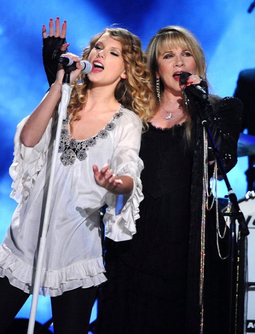 EveIrving69's tweet image. Taylor swift writes and sings songs about her ex 
#StevieNicks made her ex play guitar while she sung songs about what an arsehole he was  #13YearsOfTaylorSwift